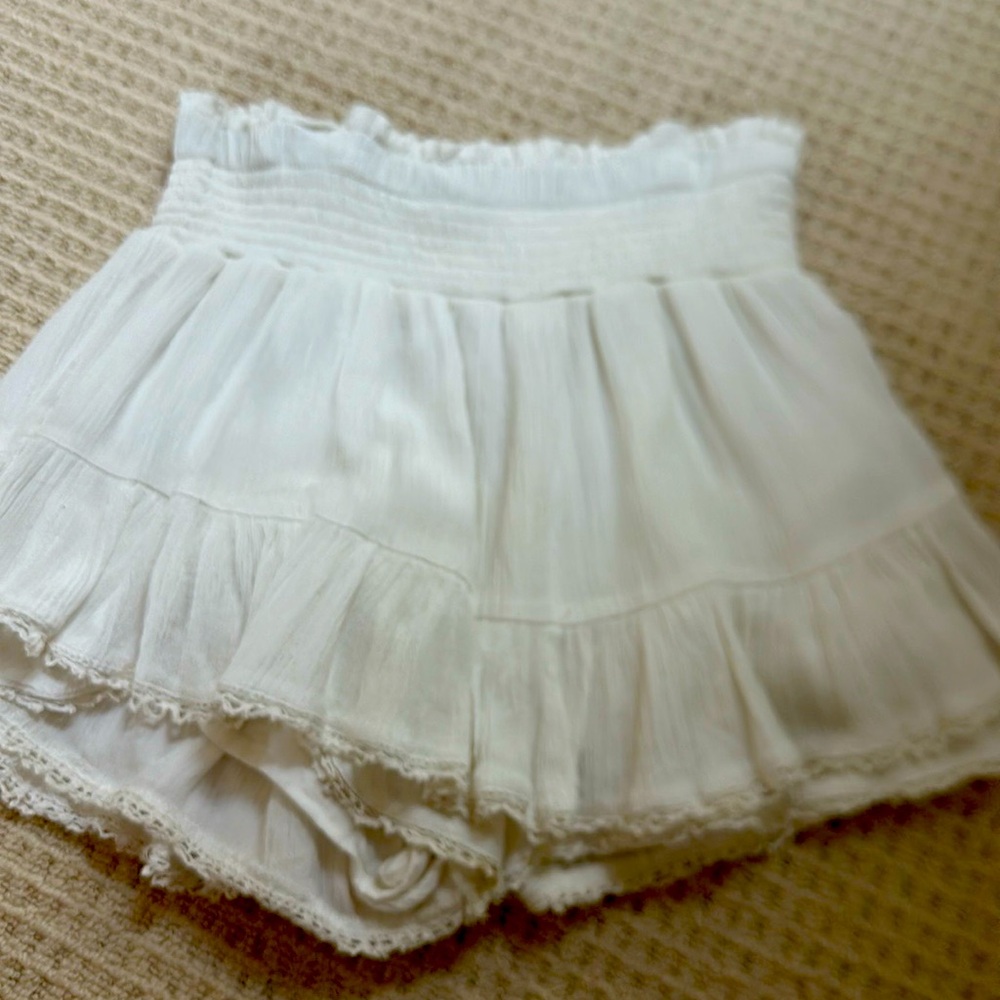 Flowy short white skirt